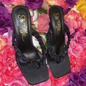 Beautiful opened toe sandal heels 🖤